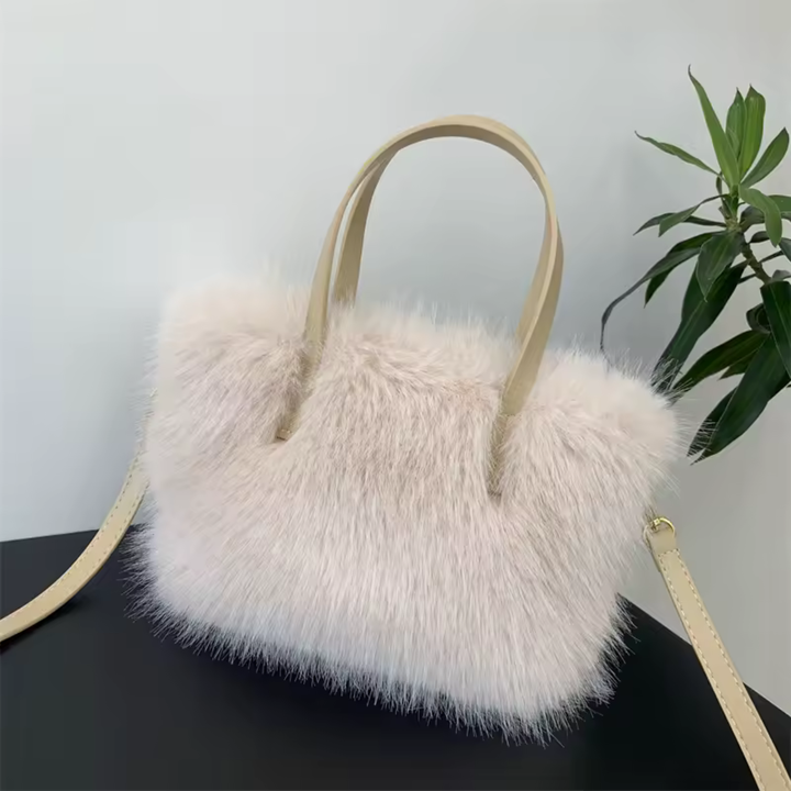 Aurora | Bag made of delicate faux fur