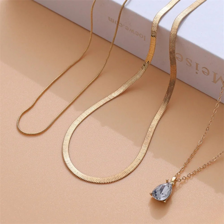 Multi-layered necklace with gold-coloured zirconia pendant