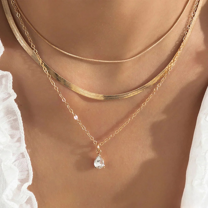 Multi-layered necklace with gold-coloured zirconia pendant