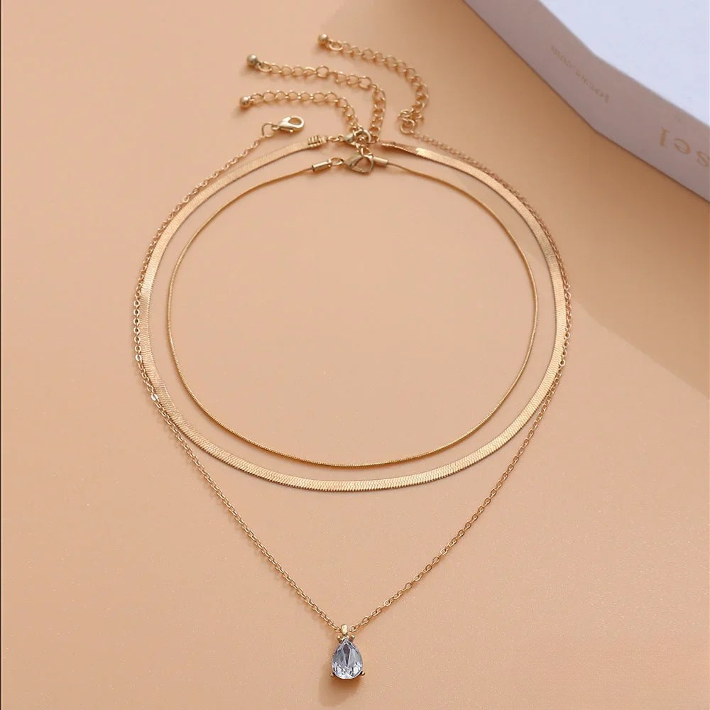 Multi-layered necklace with gold-coloured zirconia pendant