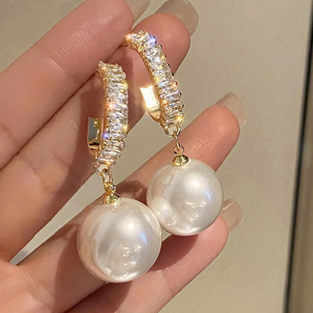 Elegant Earrings with Pearl and Zirconia