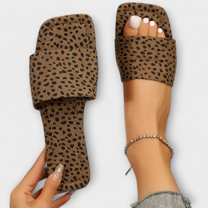 Flat Slippers with Leopard Print
