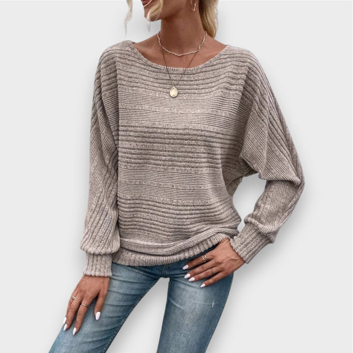 Maria | Elegant loose-fitting knitted jumper that covers the belly